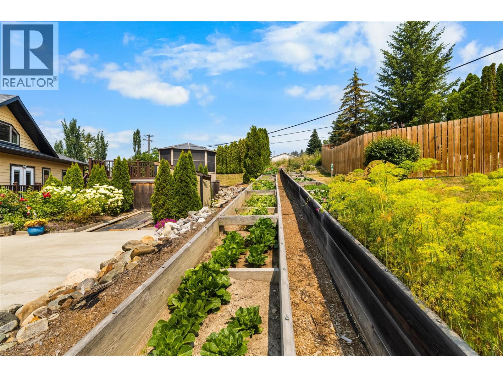 1039 Kootenay Place - 33
