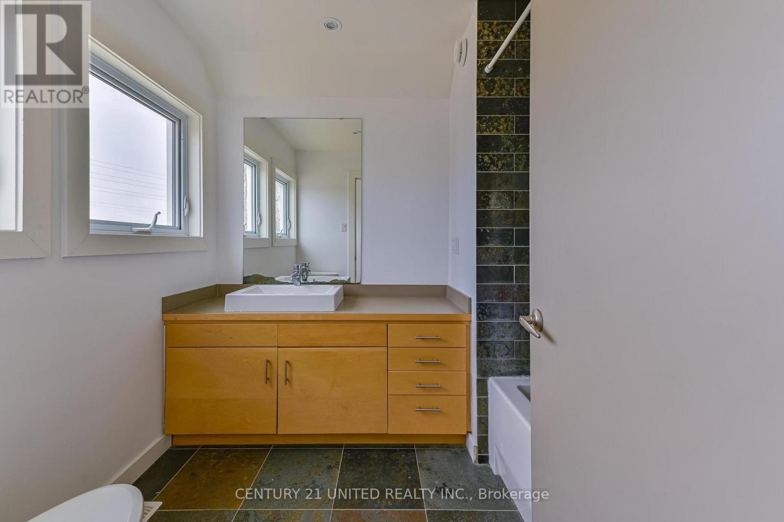 590 MANIECE AVENUE - 32