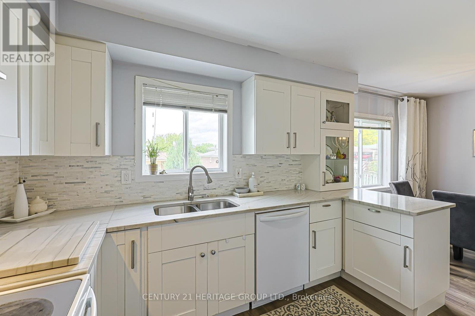 22 VILLAGE GREEN LANE - 13