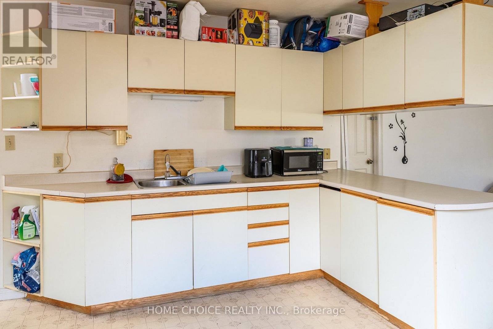 305 MAPLE STREET N - 18