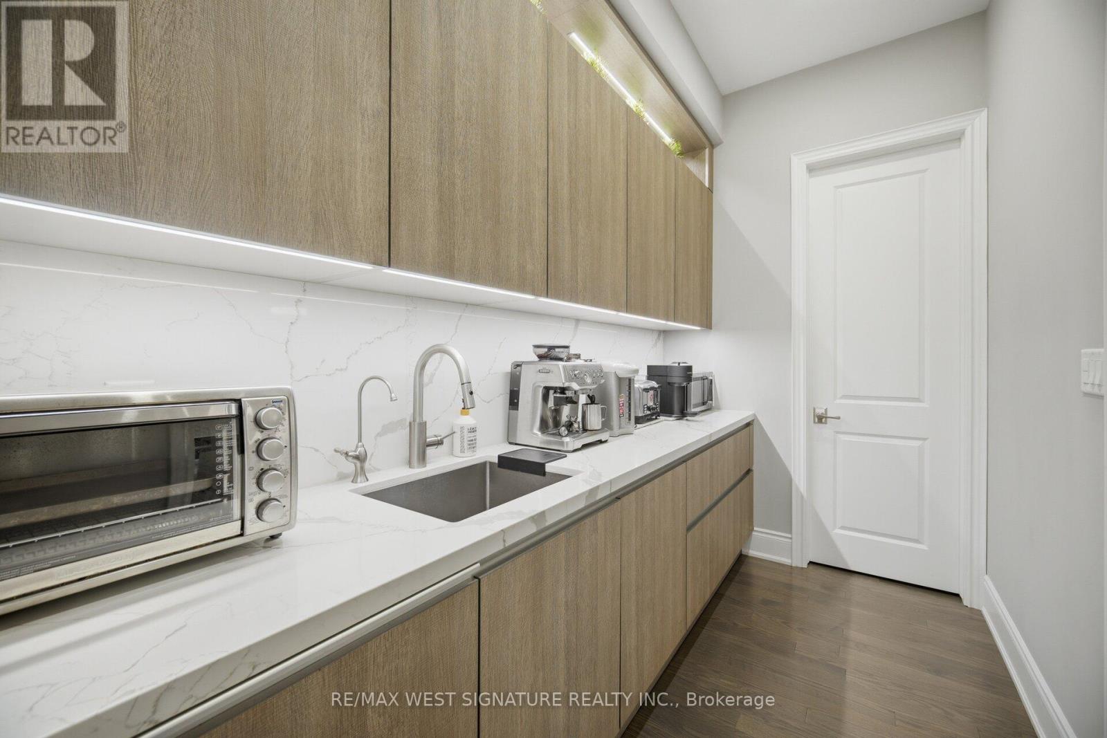 56 SIR HENRY COURT - 10