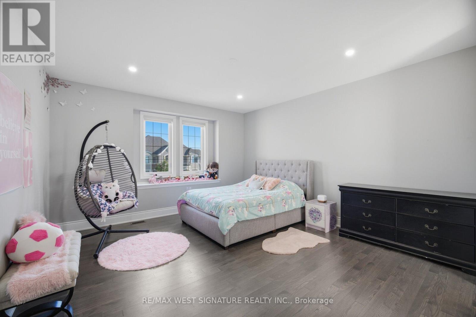 56 SIR HENRY COURT - 34