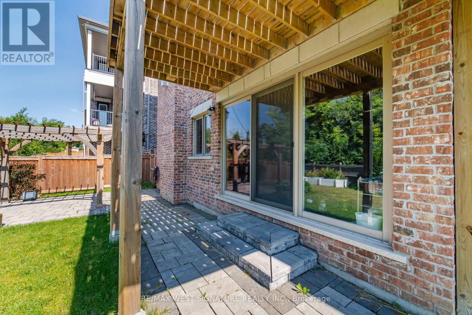 56 SIR HENRY COURT - 39