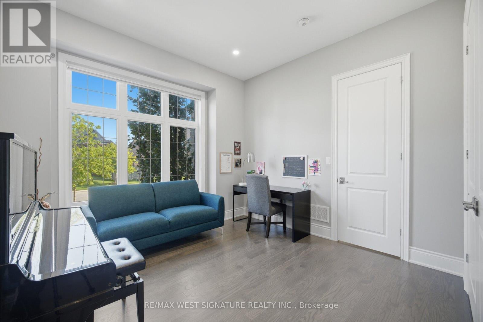 56 SIR HENRY COURT - 25