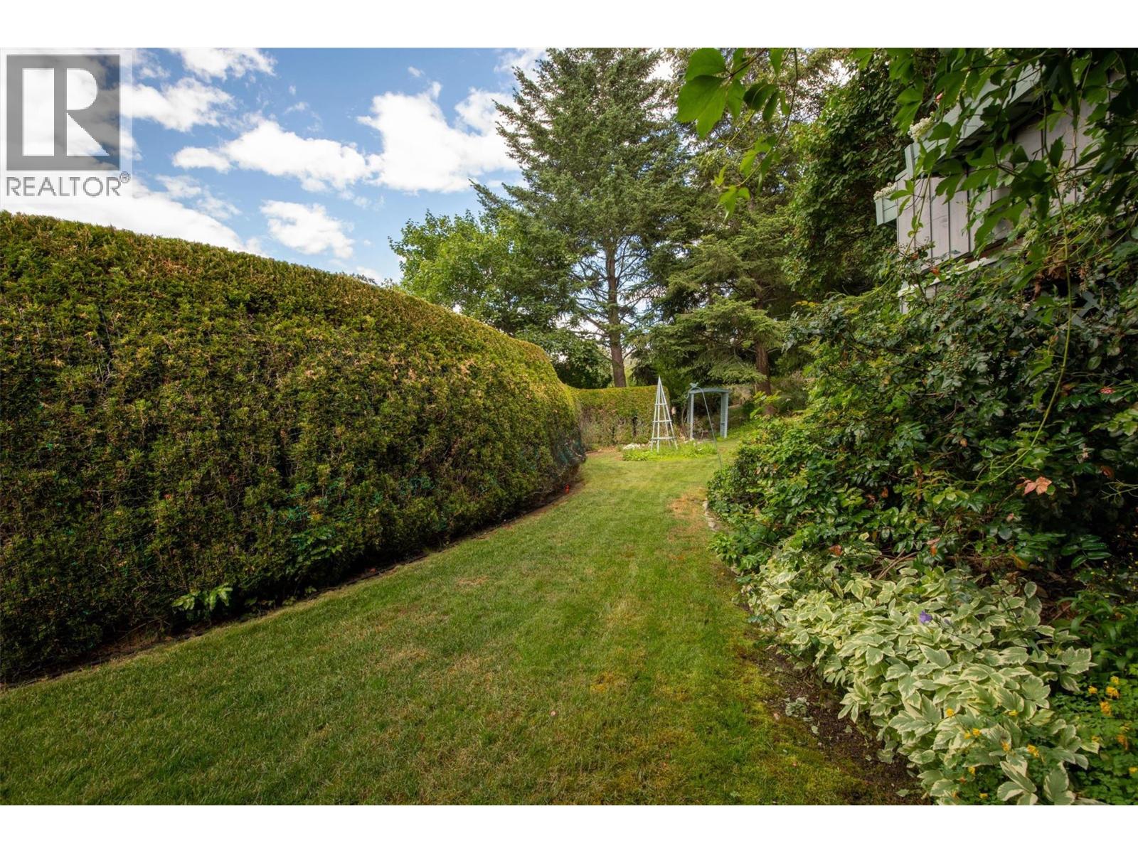 424 Edgemont Court, Kelowna
