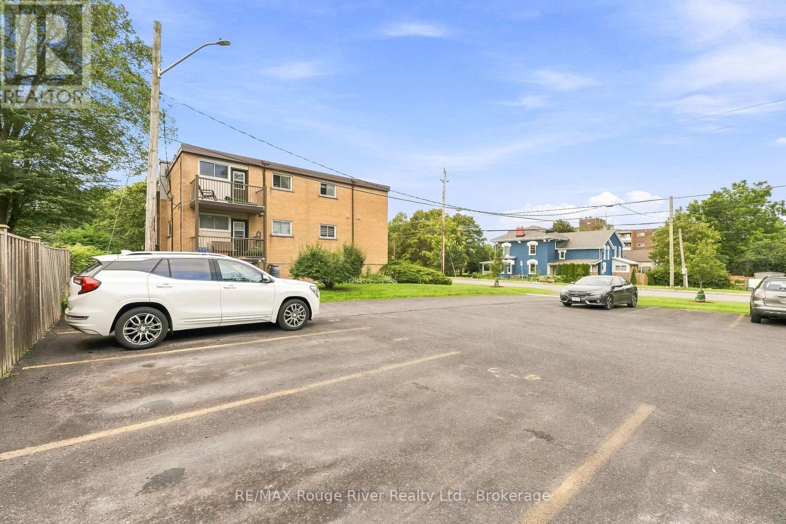 #3 242 D'ARCY STREET - 32