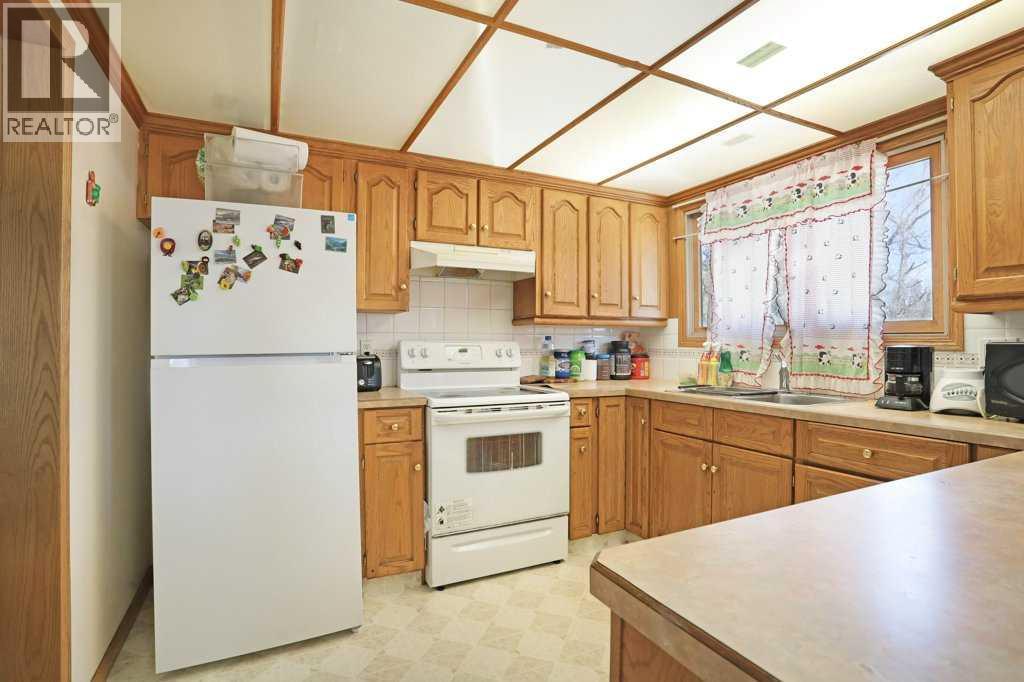 40 Charlesworth Crescent E - 12