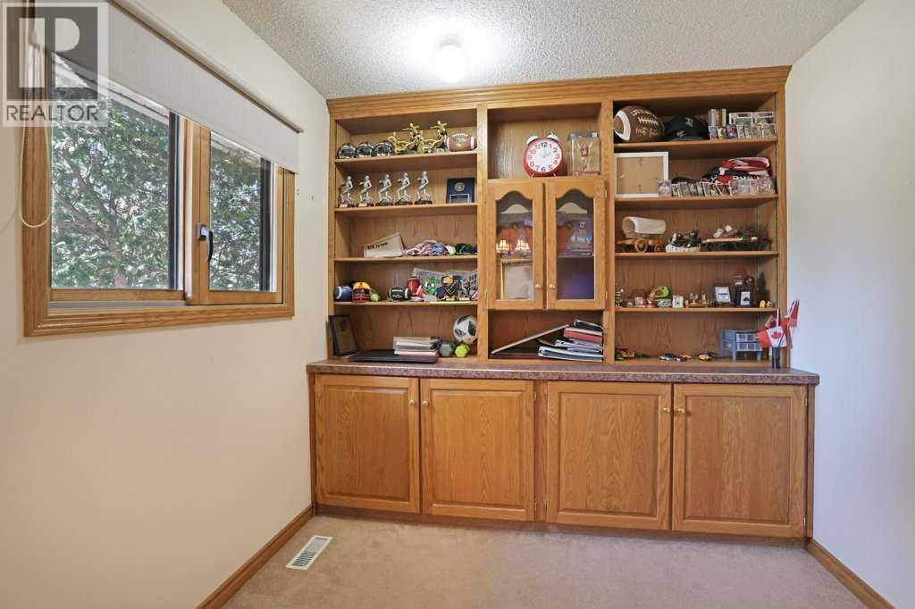 40 Charlesworth Crescent E - 21