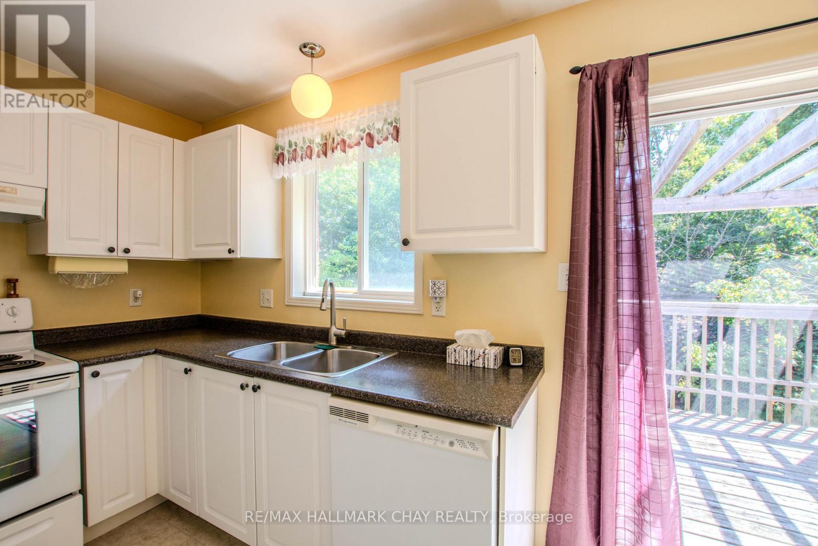 94 SANDRINGHAM DRIVE - 13