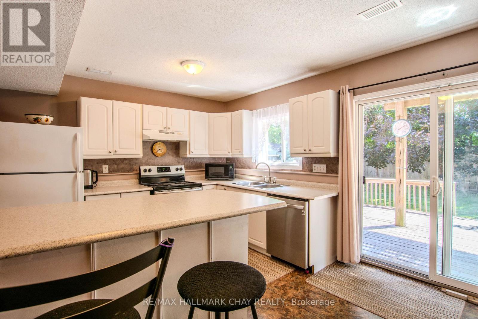 94 SANDRINGHAM DRIVE - 24