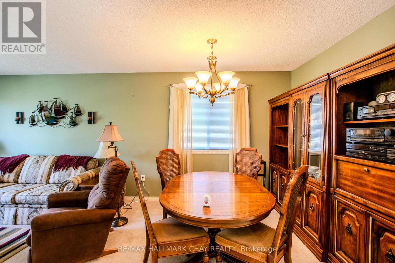 94 SANDRINGHAM DRIVE - 6