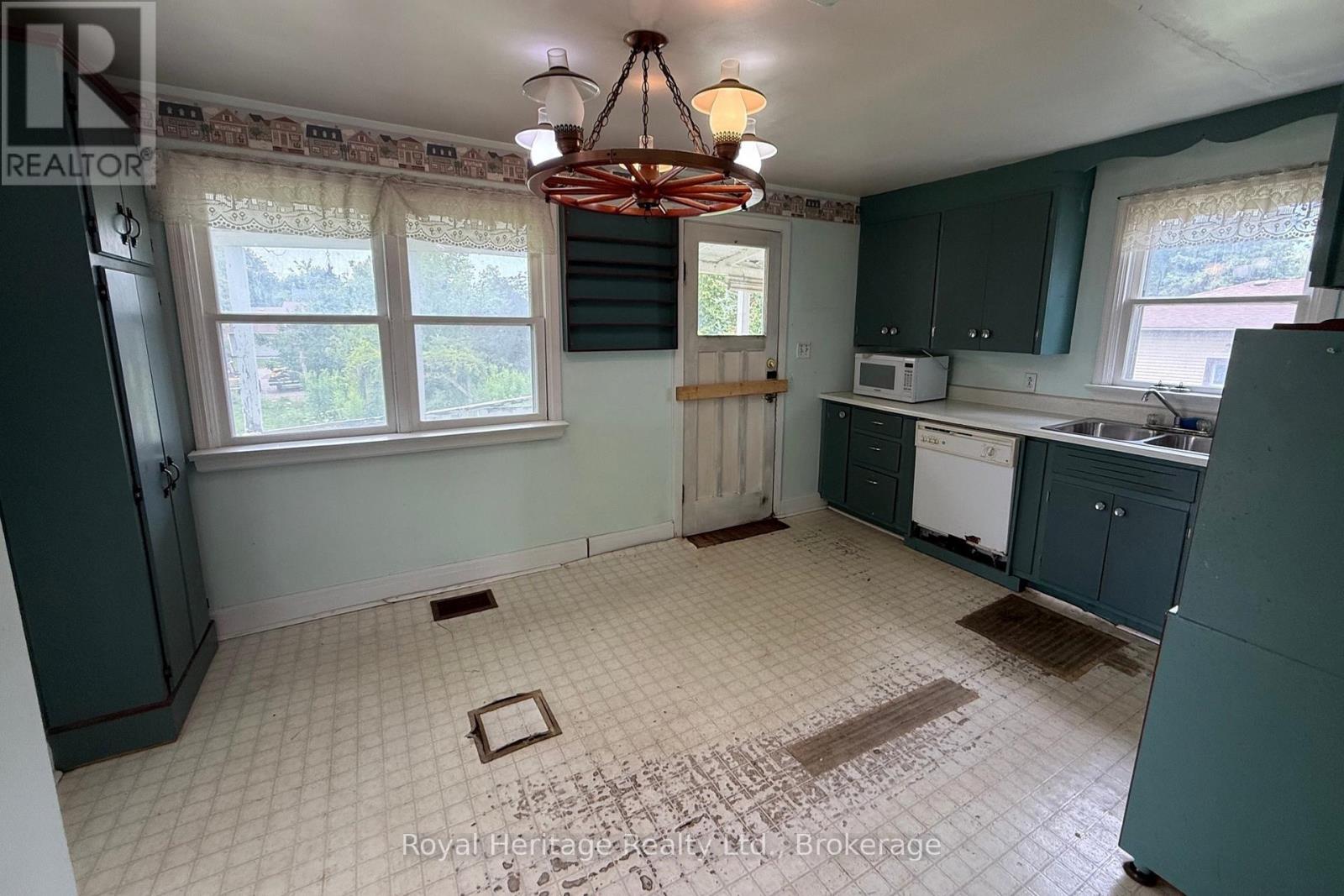 12 DUFFERIN STREET - 13