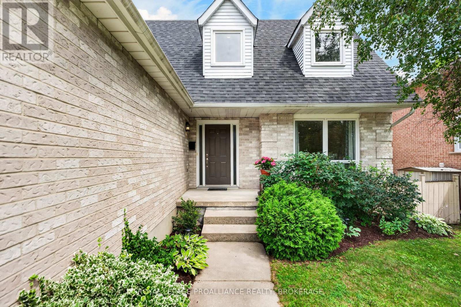 1093 BAUDER CRESCENT - 2
