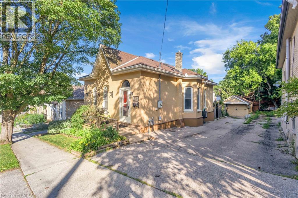 17 SCARFE Avenue - 1