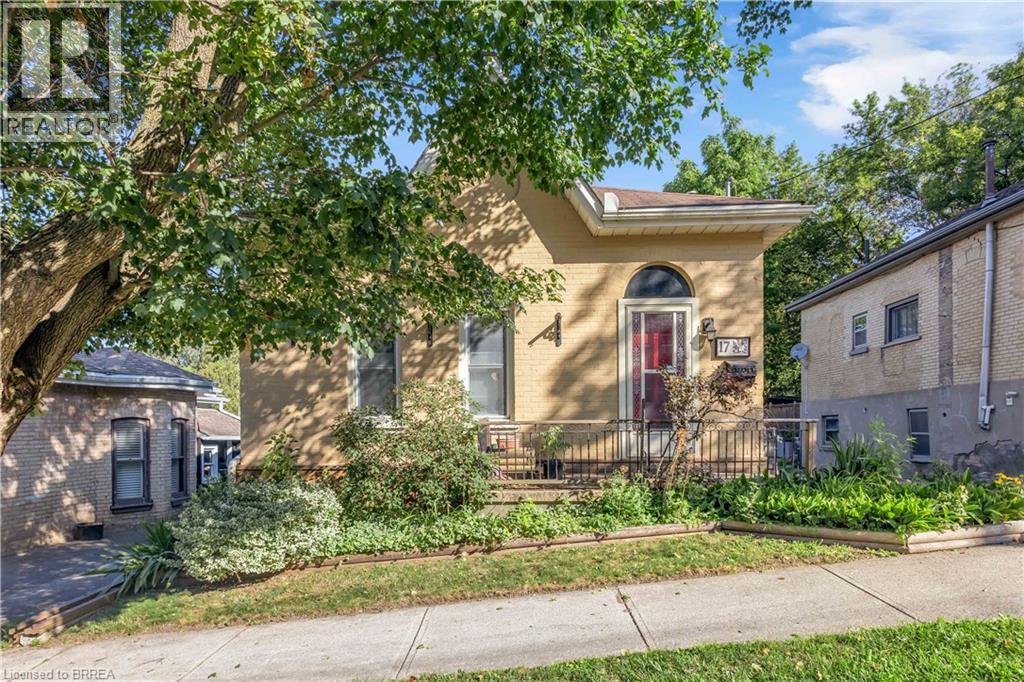 17 SCARFE Avenue - 2