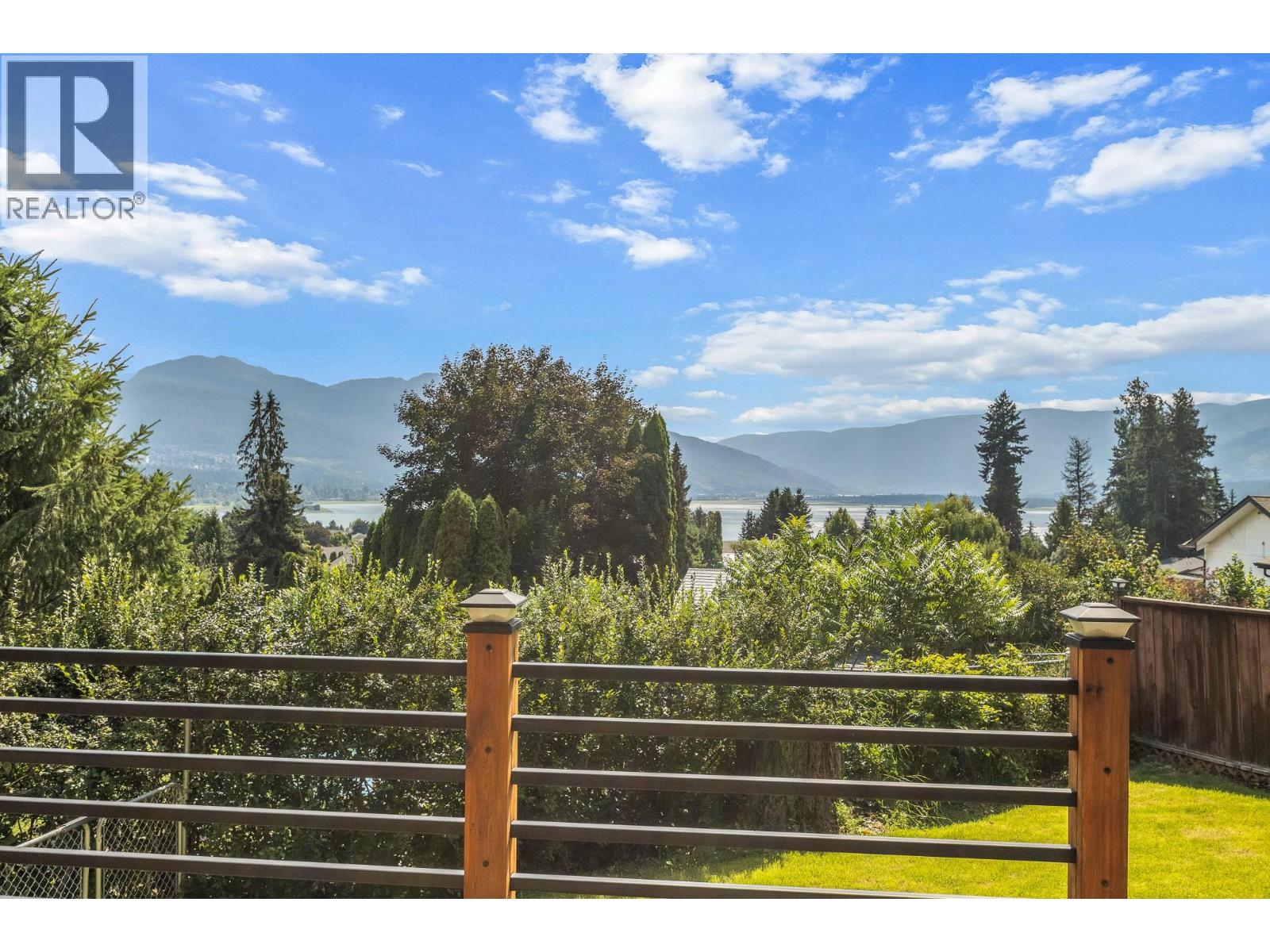  5261 Lakeshore Road Northeast, Salmon Arm