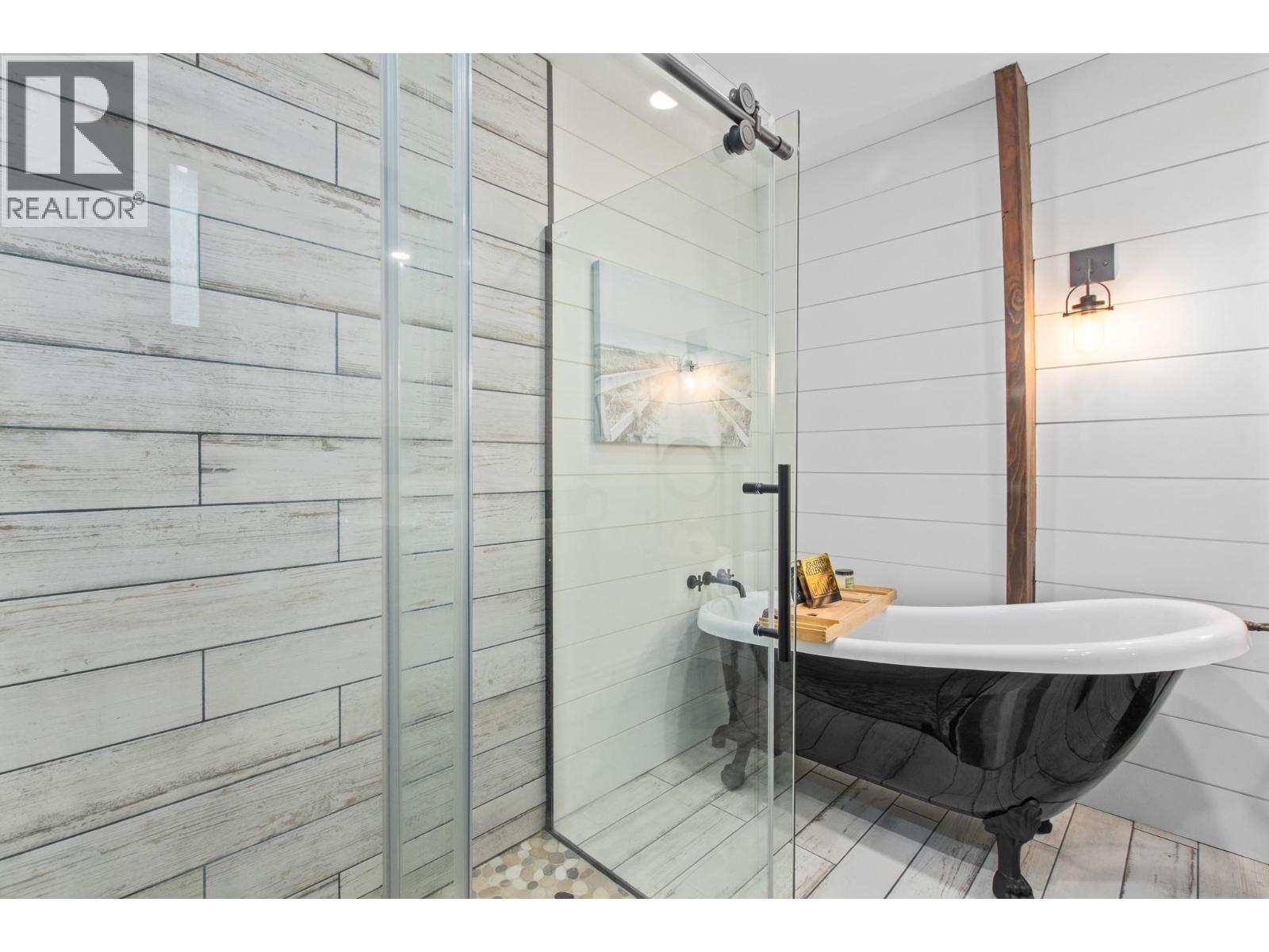 5261 Lakeshore Road Northeast, Salmon Arm