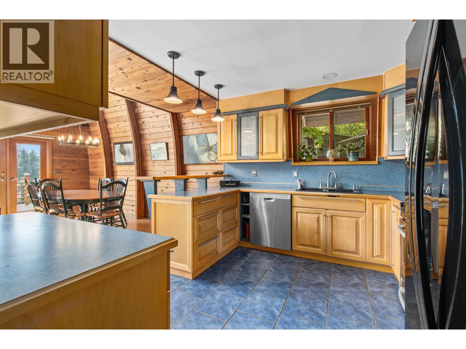 5261 Lakeshore Road Northeast, Salmon Arm