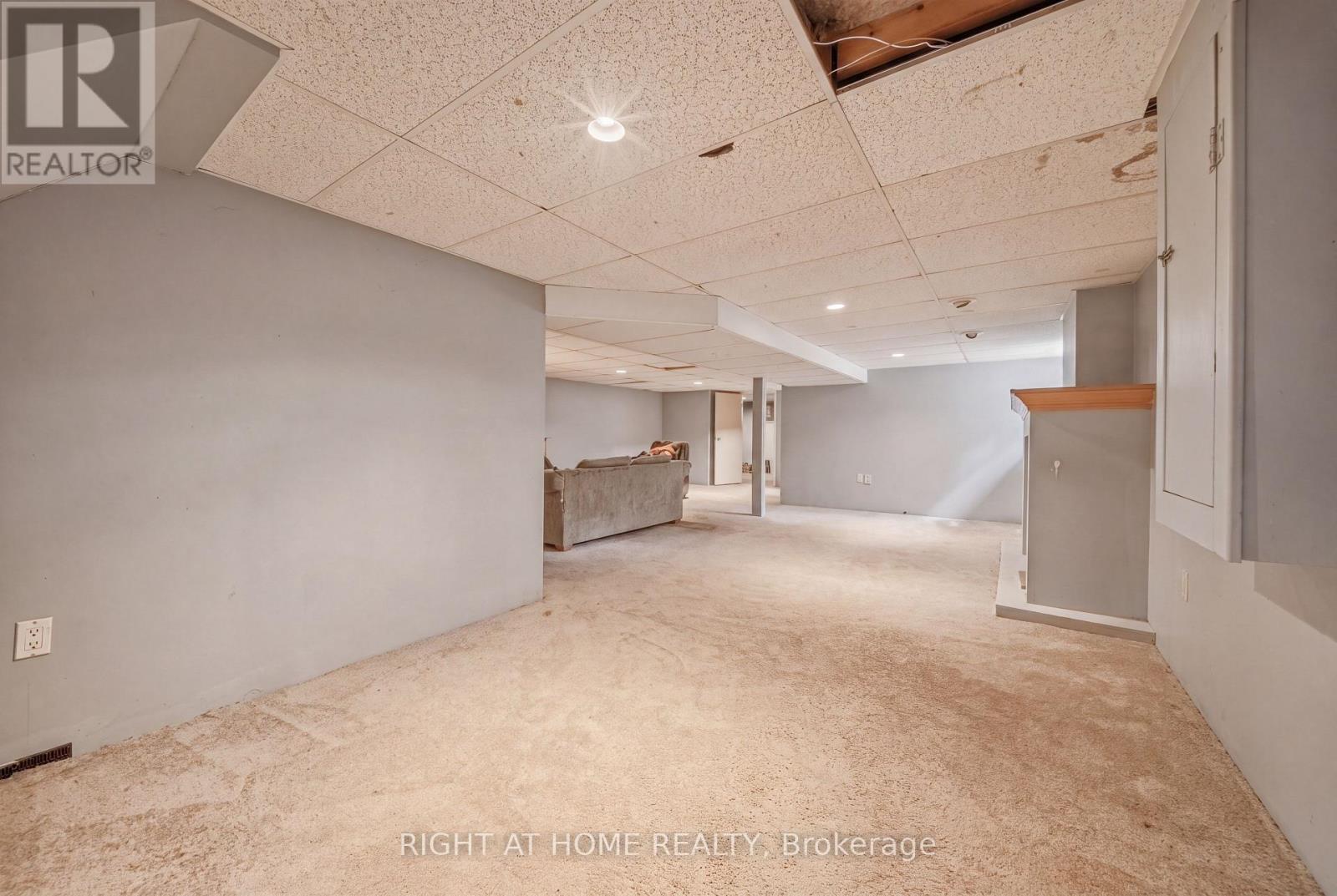 398 TENNYSON DRIVE - 21