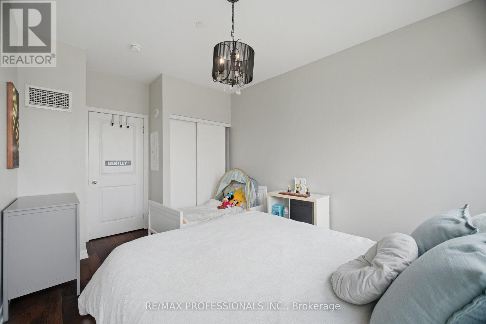 #616 8 FIELDWAY ROAD - 18