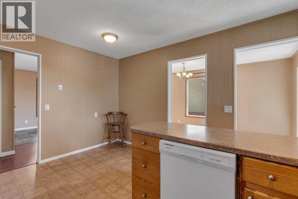 335 Queensland Drive SE - 12