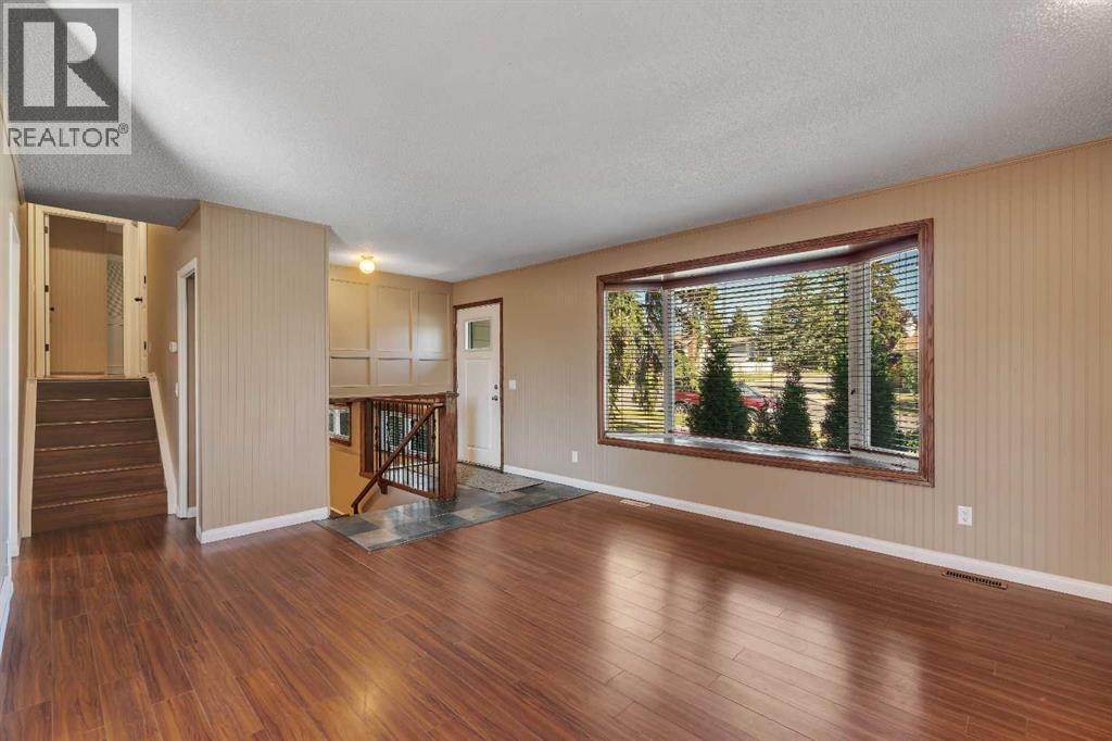 335 Queensland Drive SE, Queensland, Calgary photo 3