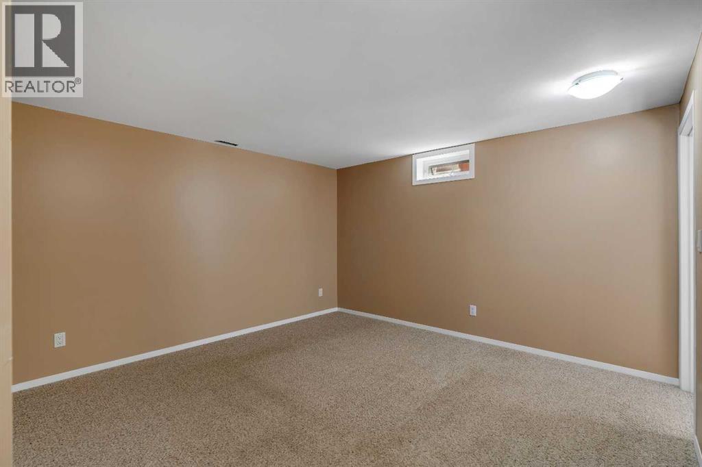 335 Queensland Drive SE - 26