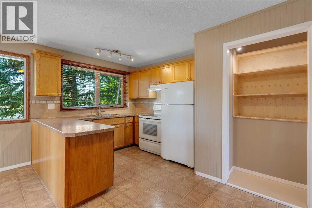 335 Queensland Drive SE - 9