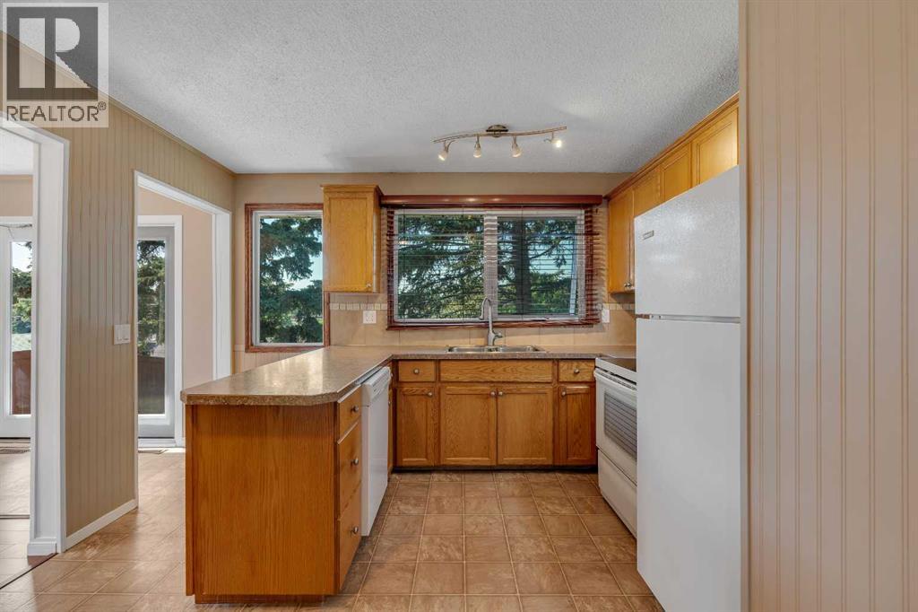 335 Queensland Drive SE - 10