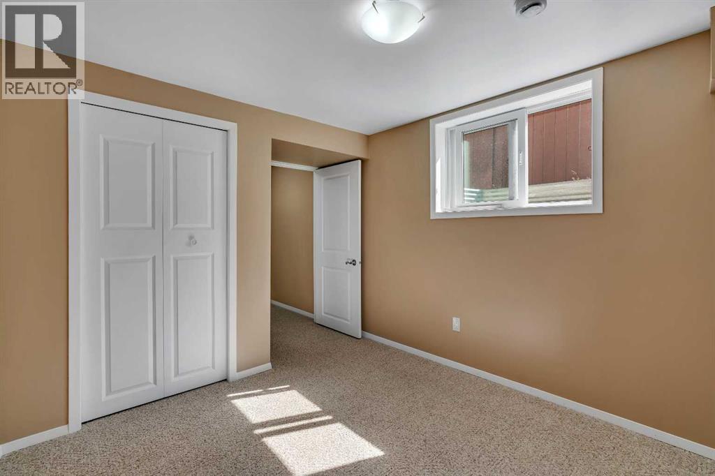 335 Queensland Drive SE - 28