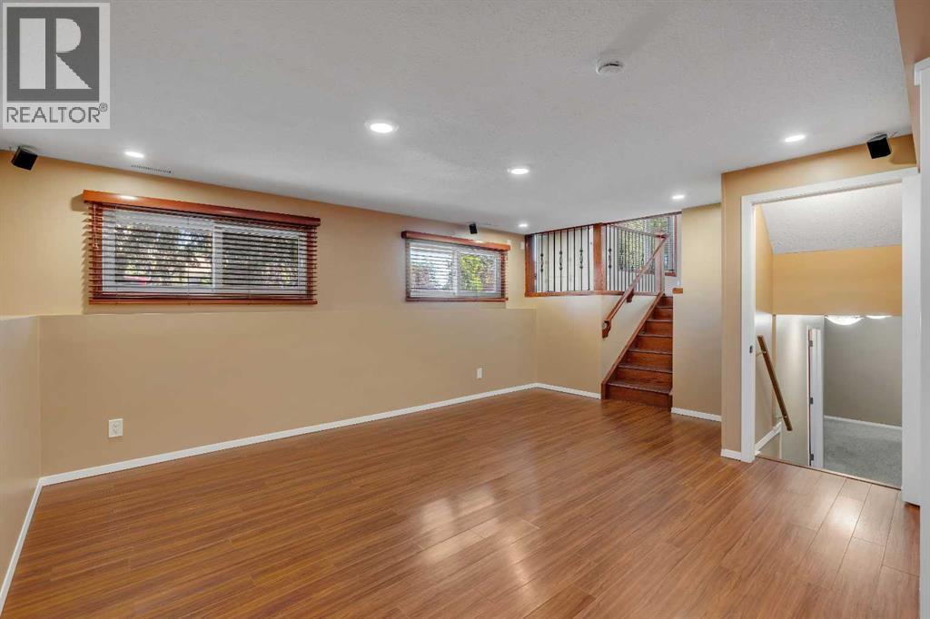 335 Queensland Drive SE - 20