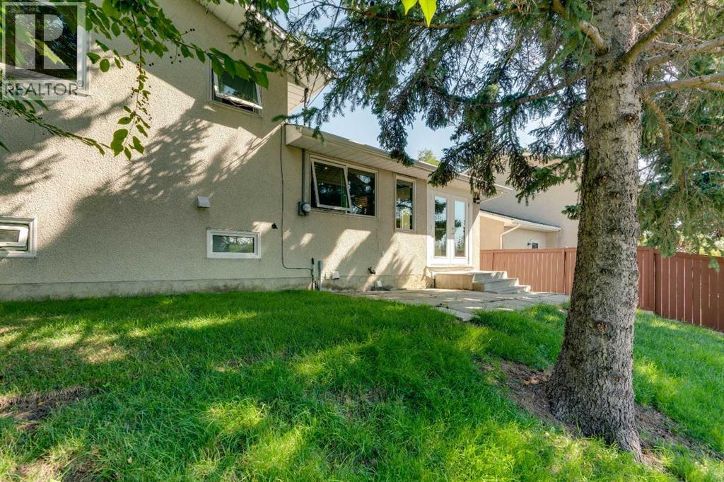 335 Queensland Drive SE - 31