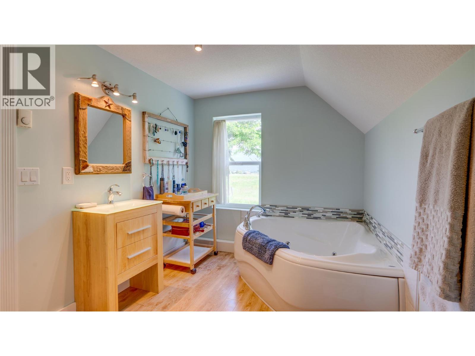  796 Salmon River Road, Salmon Arm