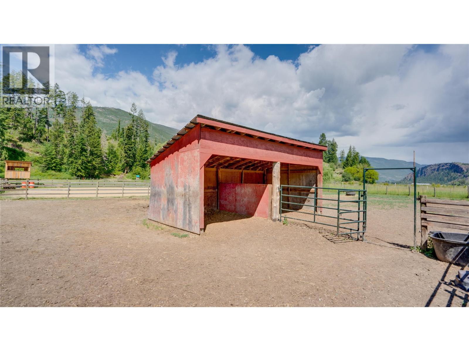  796 Salmon River Road, Salmon Arm