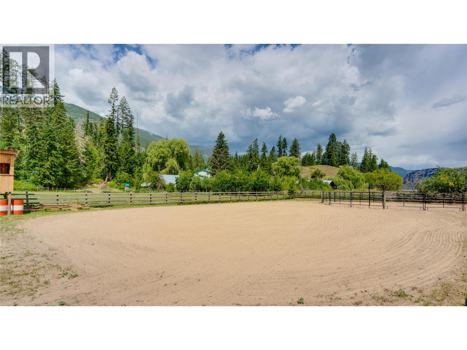  796 Salmon River Road, Salmon Arm