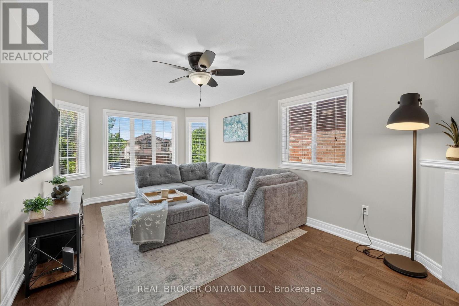 35 BLOOM CRESCENT - Image 4