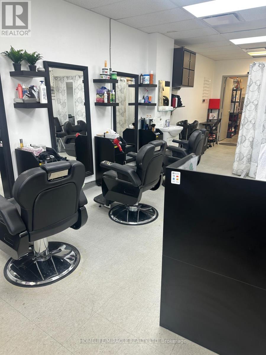 2 - 32 DUNDAS STREET E
