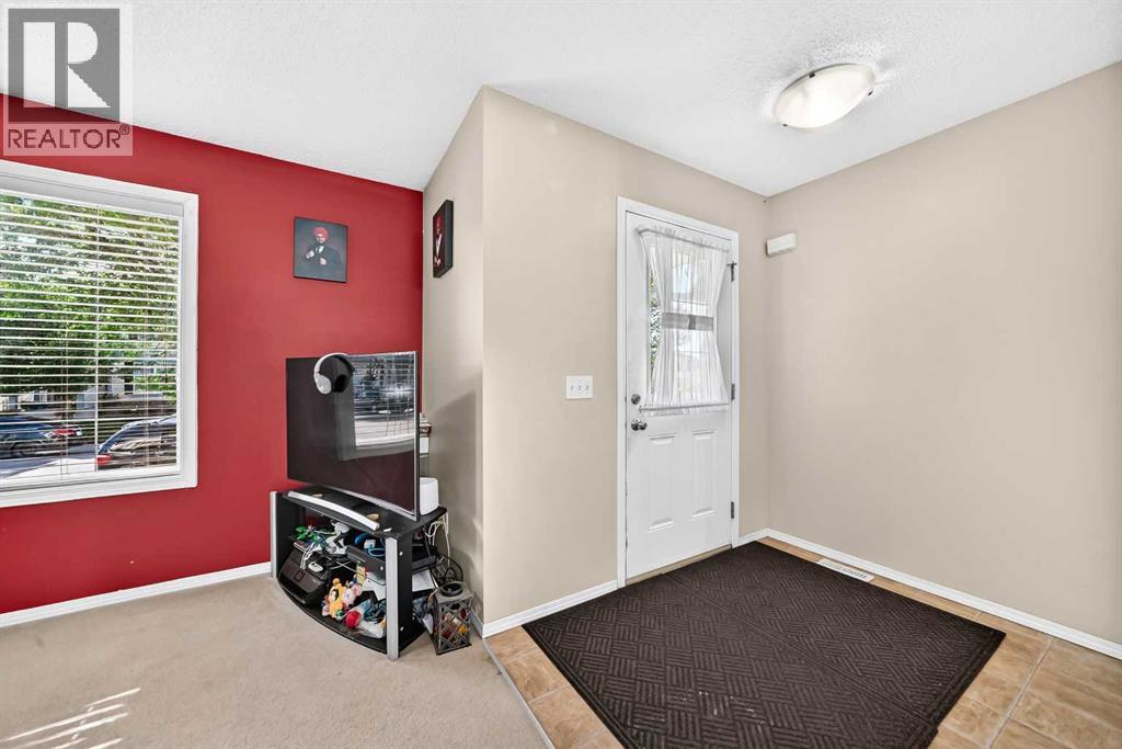 18 Taralake Gardens NE, Taradale, Calgary photo 3