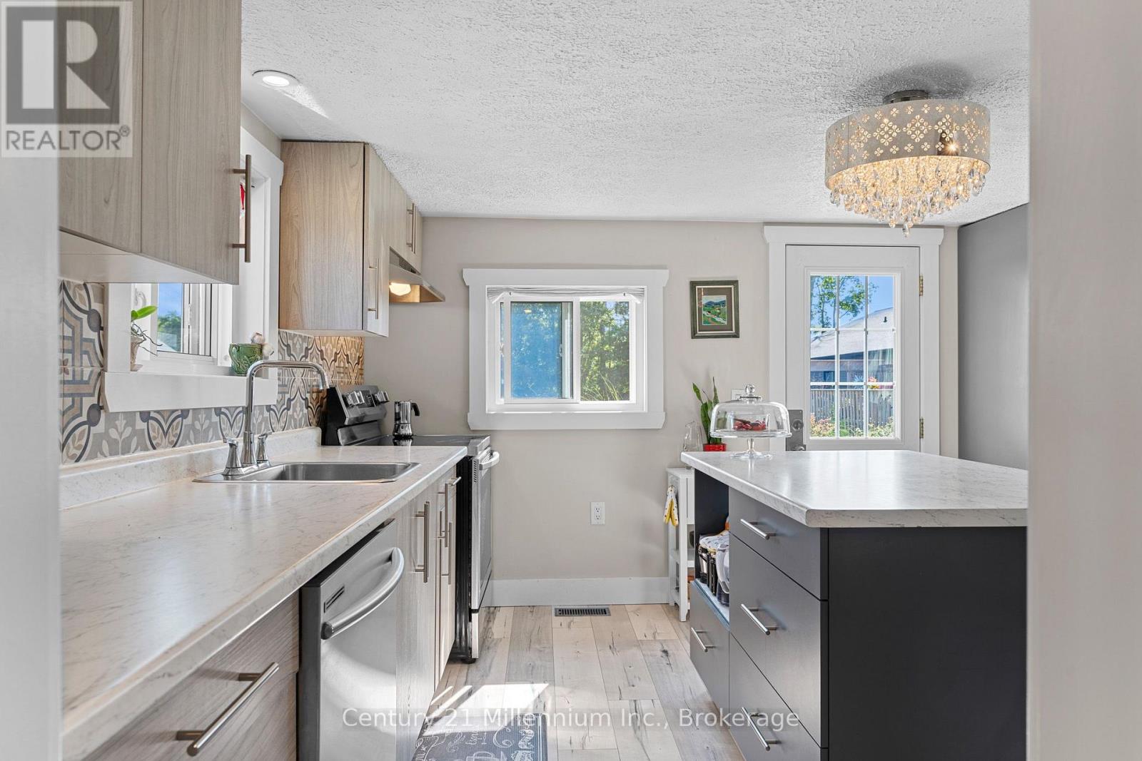 661 WATSON STREET - Image 23