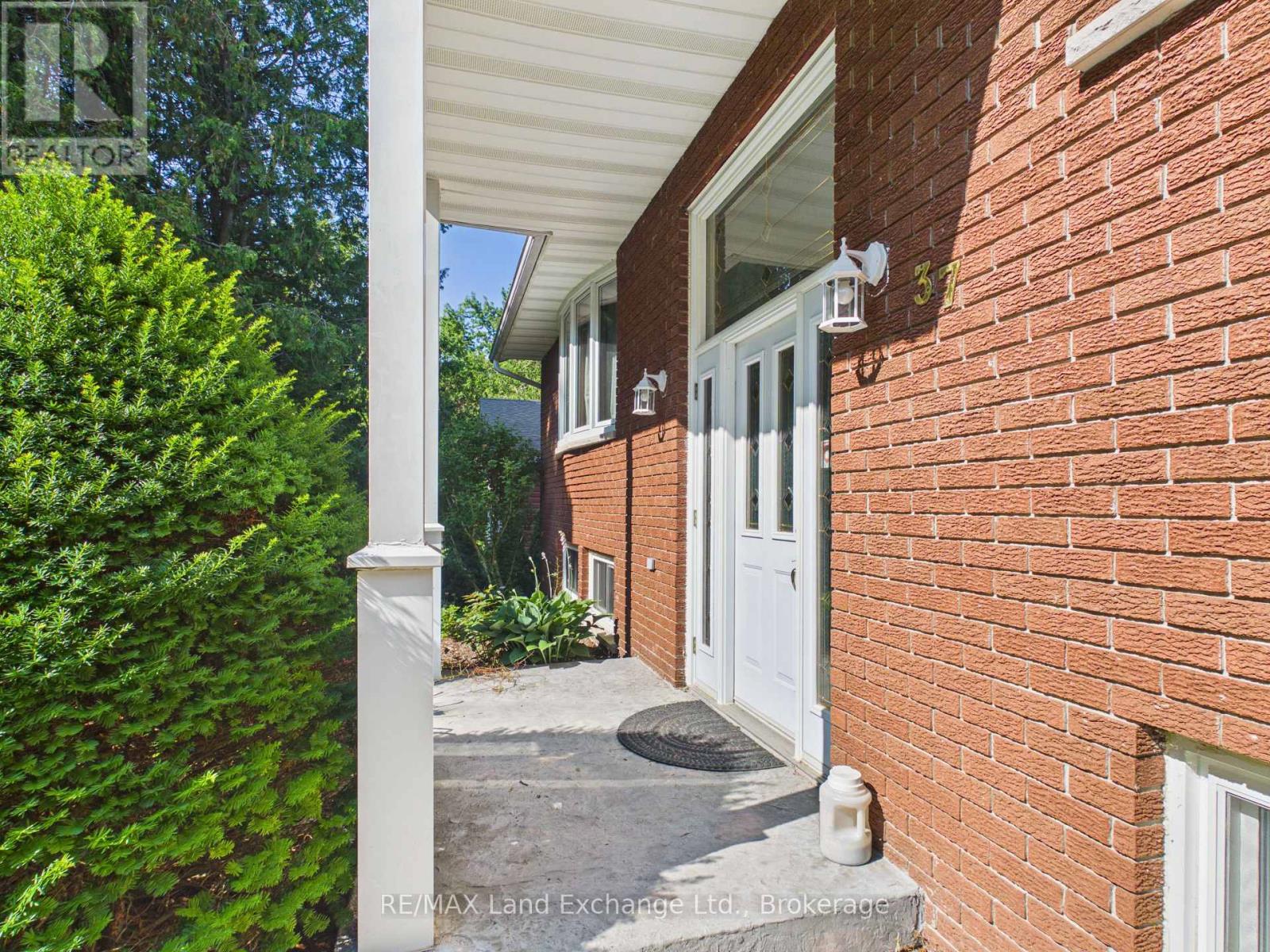 37 ALBERT ROAD, Kincardine — photo 3