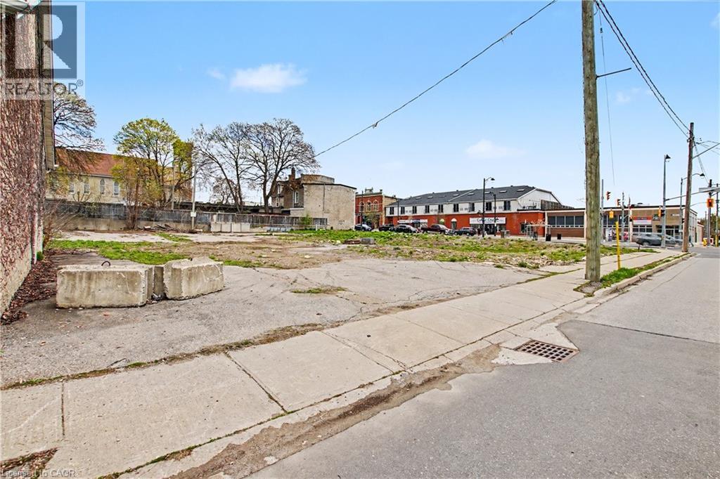 868 KING Street E — photo 3