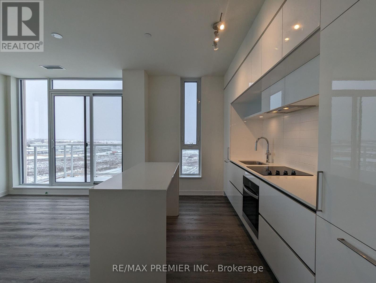 #811 6 DAVID EYER ROAD - 6