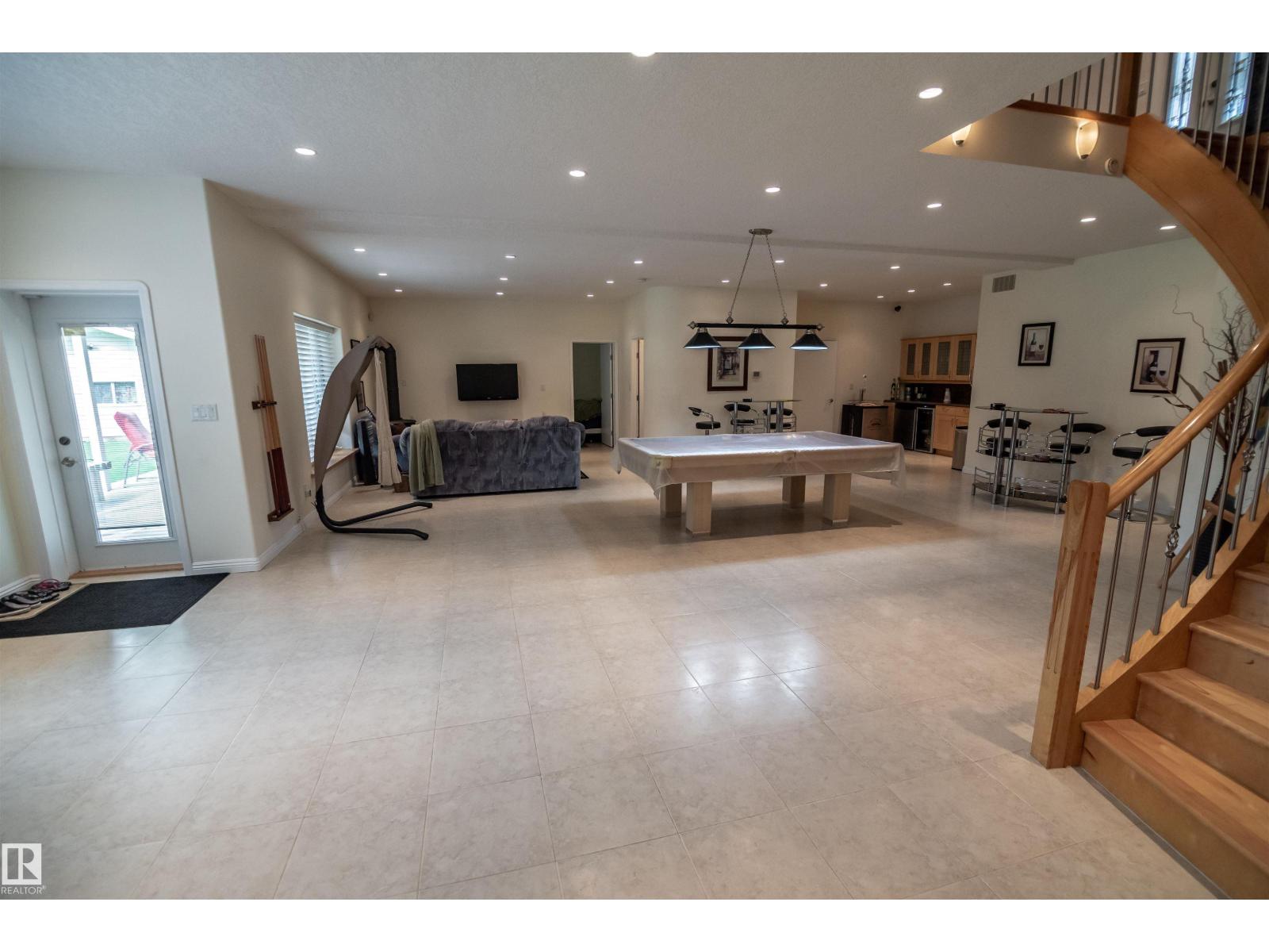 5631 49 ST - 36