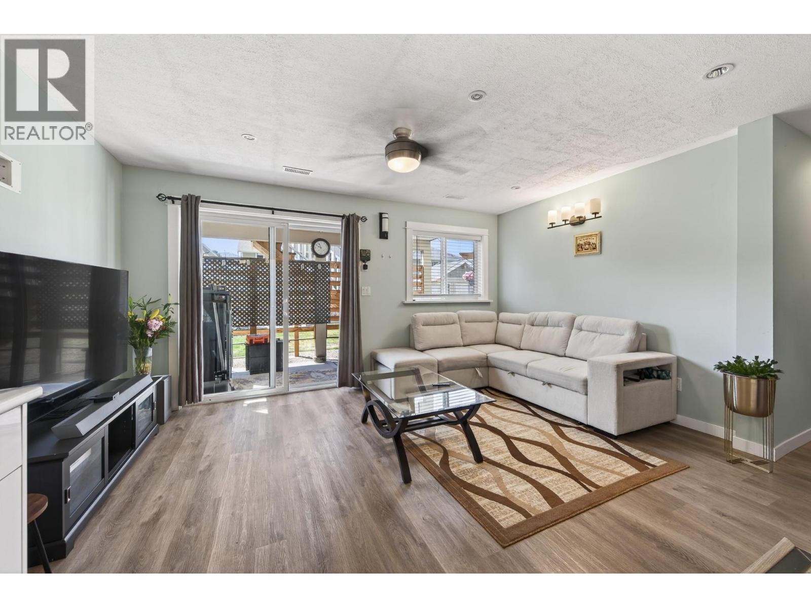 2635 Rosewood Avenue - 23