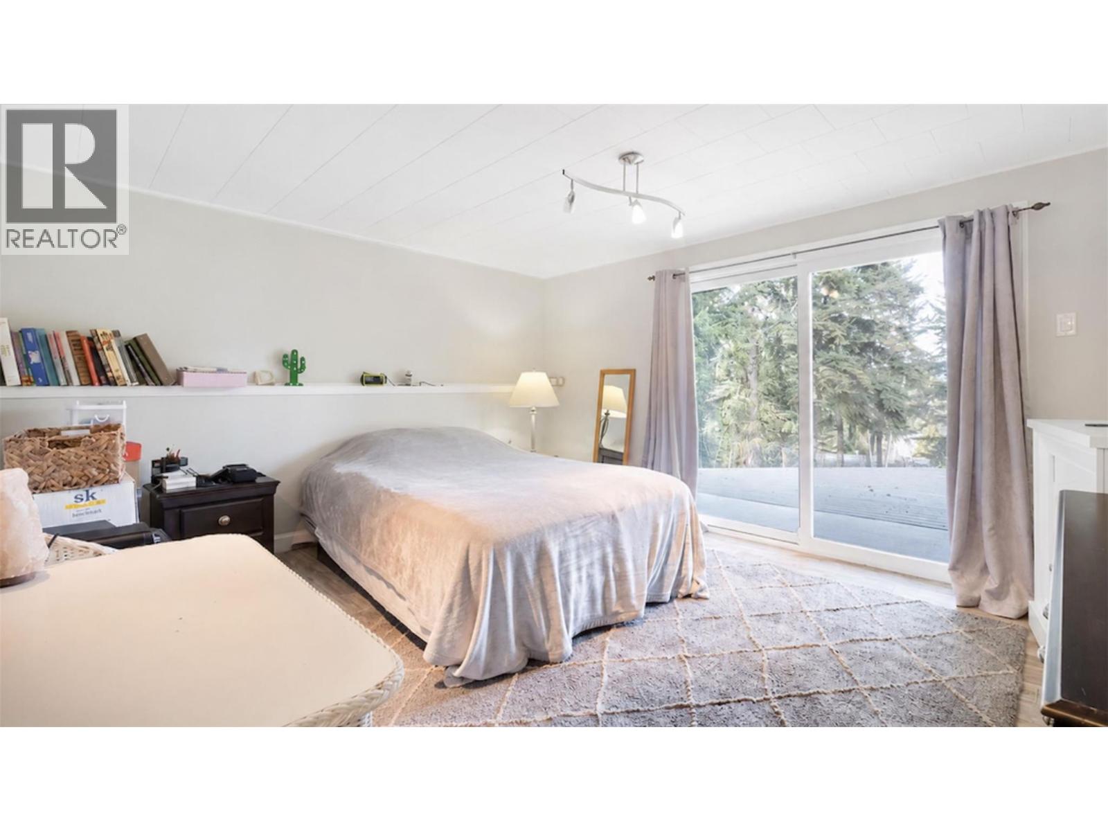 2527 Islandview Road - 27