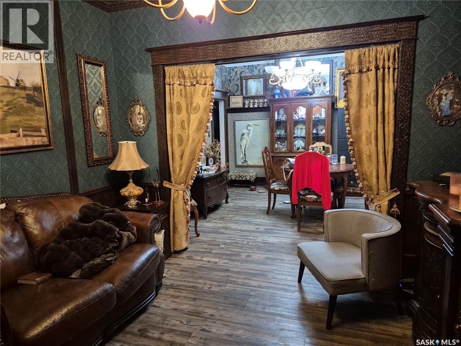 303 Edward STREET - 5