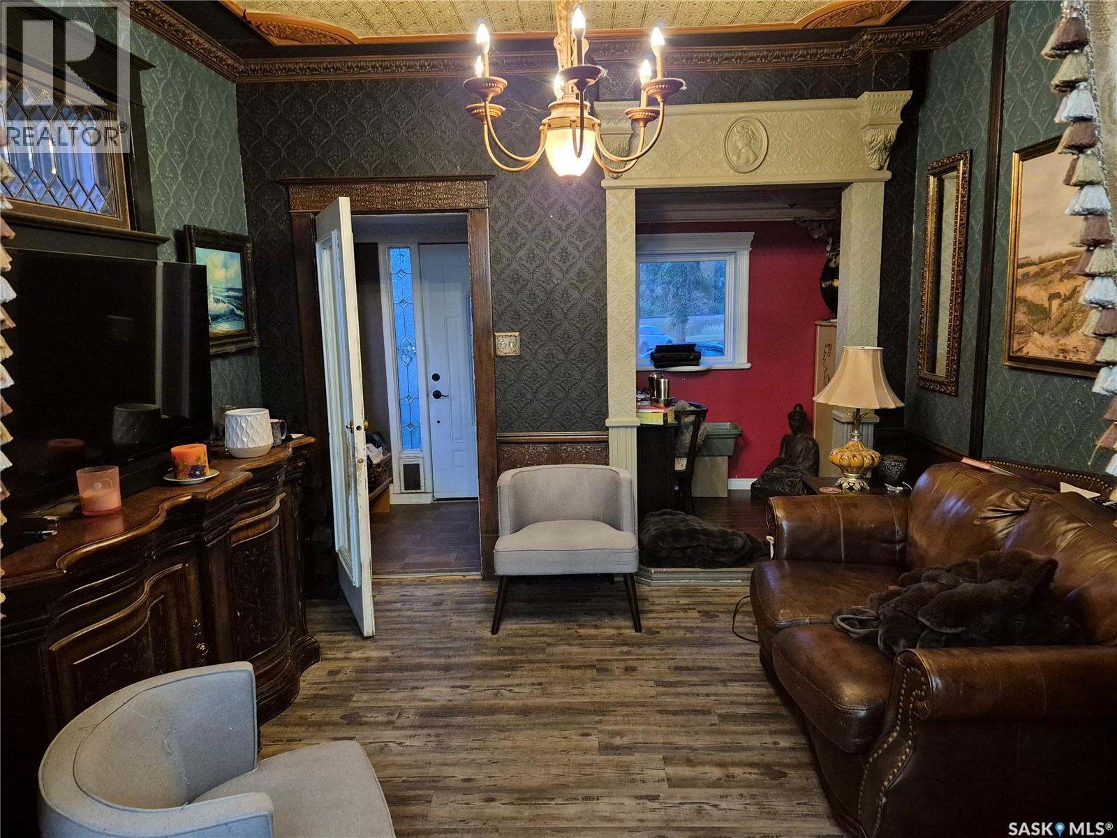 303 Edward STREET - 6
