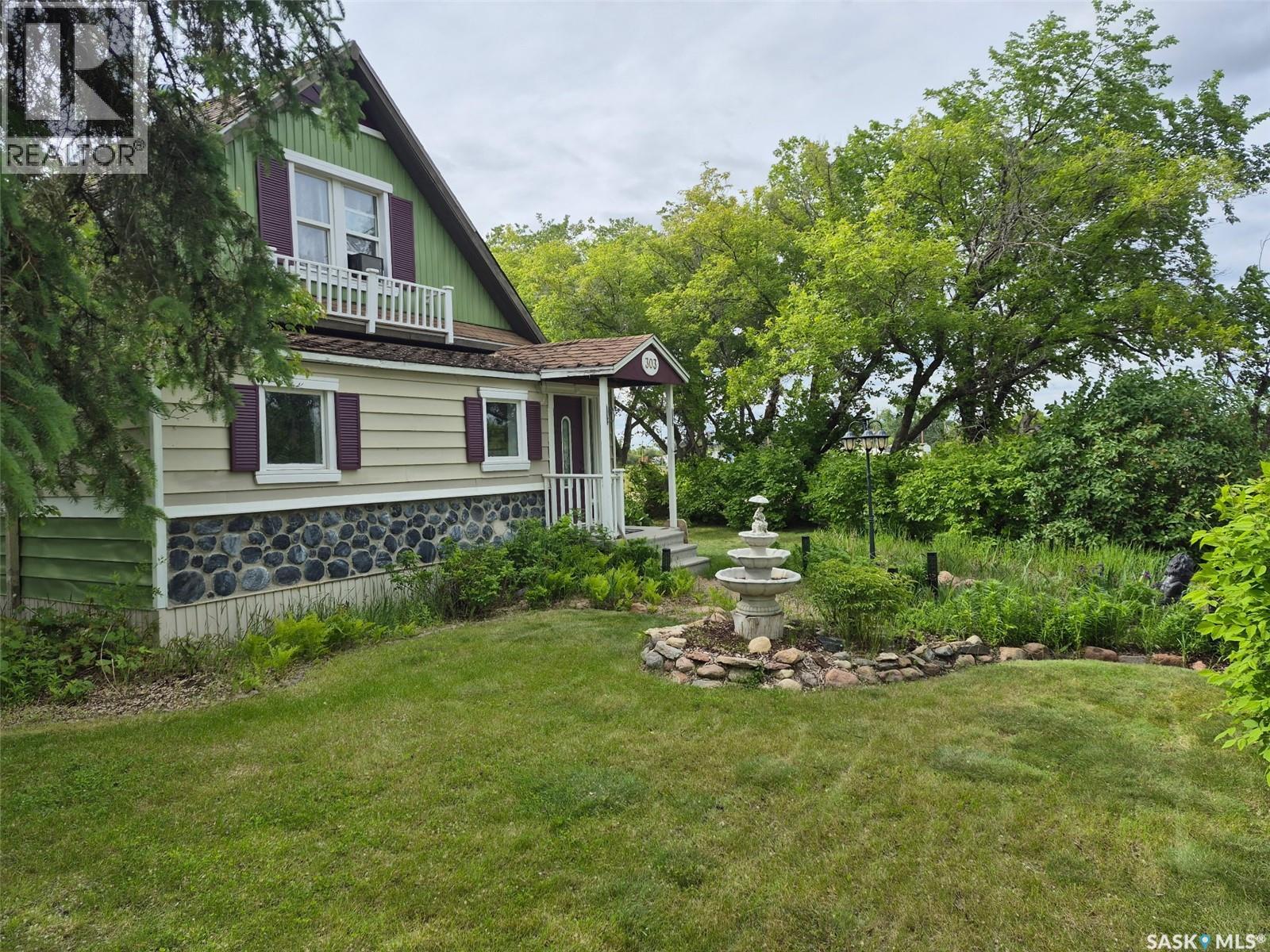 303 Edward STREET - 3