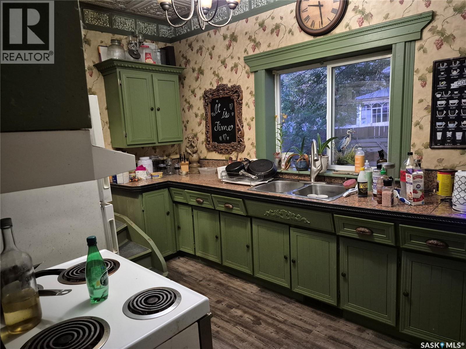 303 Edward STREET - 11