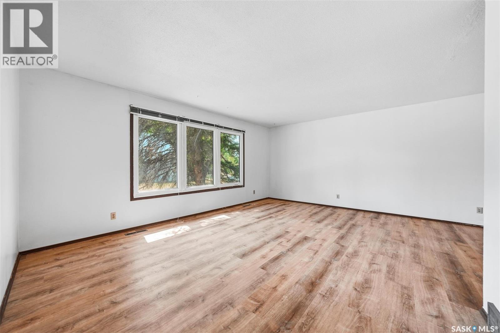 206 Carleton DRIVE - Image 4